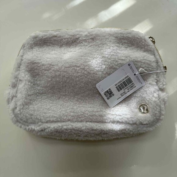 Lululemon Everywhere Belt Bag Fleece (brand new with tags) - Picture 3 of 4